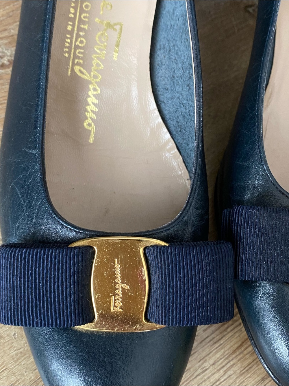 Authentic Salvatore Ferragamo Vara Bow Leather shoes in Navy - Picture 4 of 8